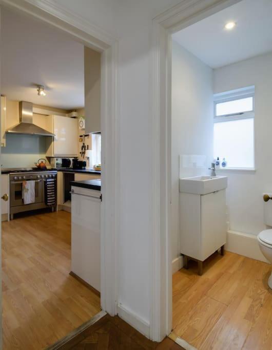 1 Bed Townhouse In Battersea Close To River Thames Casa vacanze *